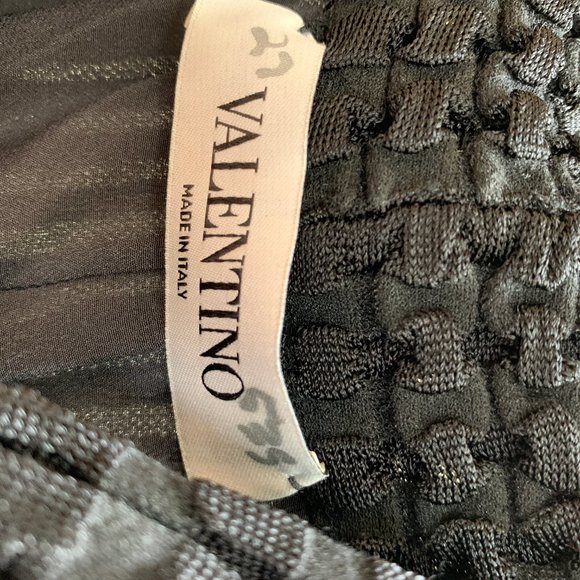 Gorgeous black Valentino knit dress--flattering! - Picture 2 of 3